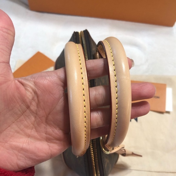 Authentic Loui Vuitton Alma bb - Picture 6 of 9